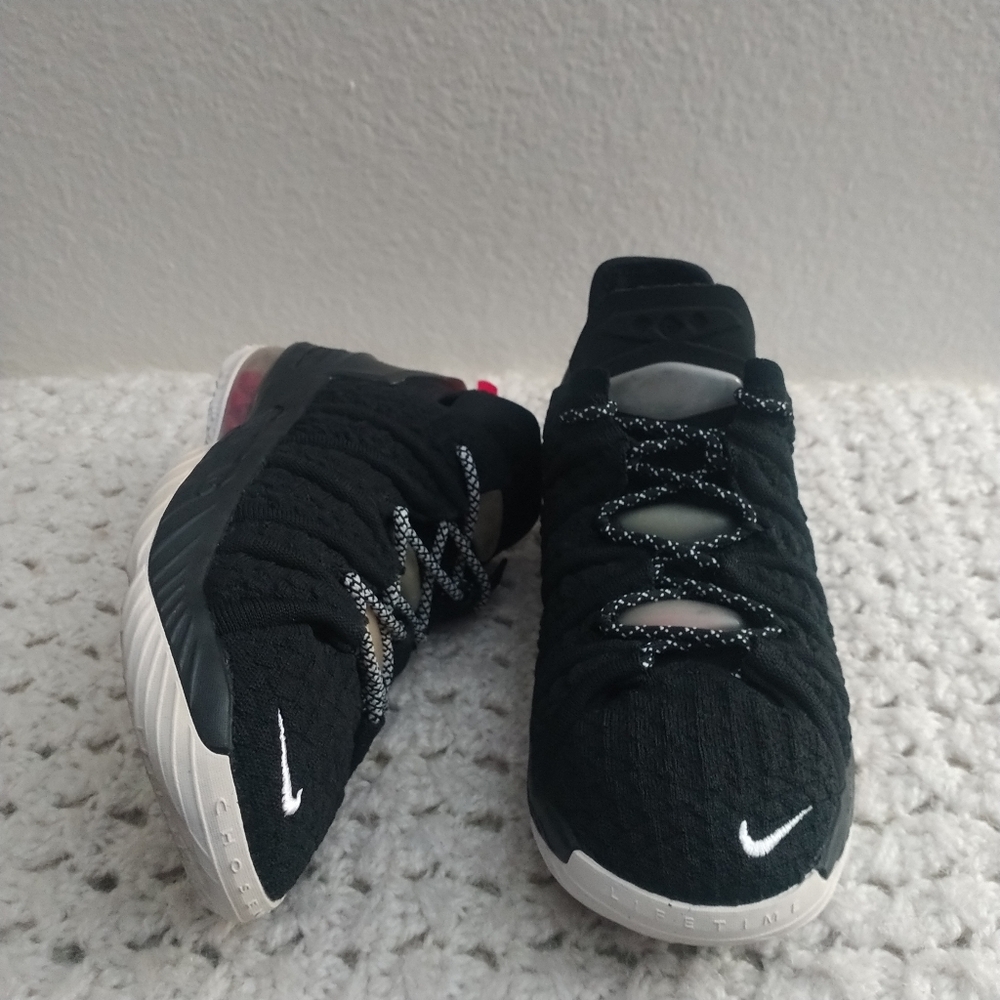 Nike LeBron 18 'Black University Red' size 4y